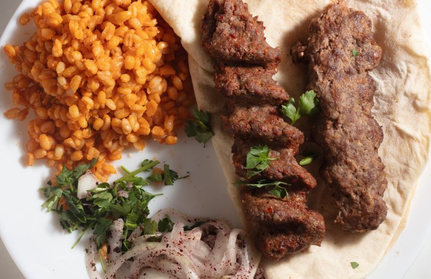 Dlaczego Adana kebab to jedna z najpopularniejszych potraw w Turcji?